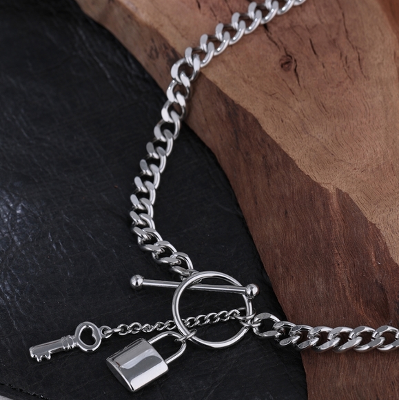 Magnifique Metal Lock Pendant Necklace - Picture 4 of 7